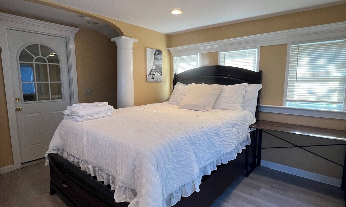 Historic Hill Condo | Wrap around deck with sunset view