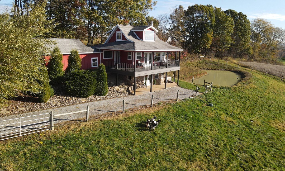 Dundee Cottage | Wrap Around Decks w/Beautiful View & Hot Tub