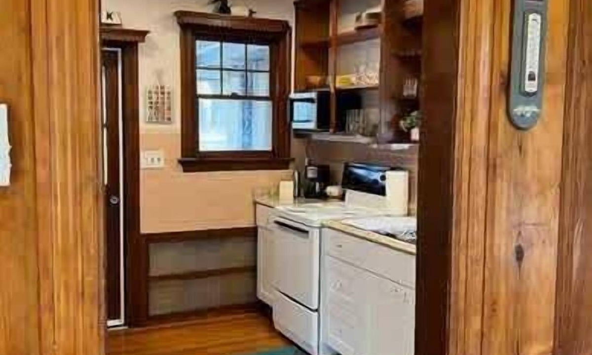 Parole House | Wright's Cottage- Pet's Welcome & EV Charging