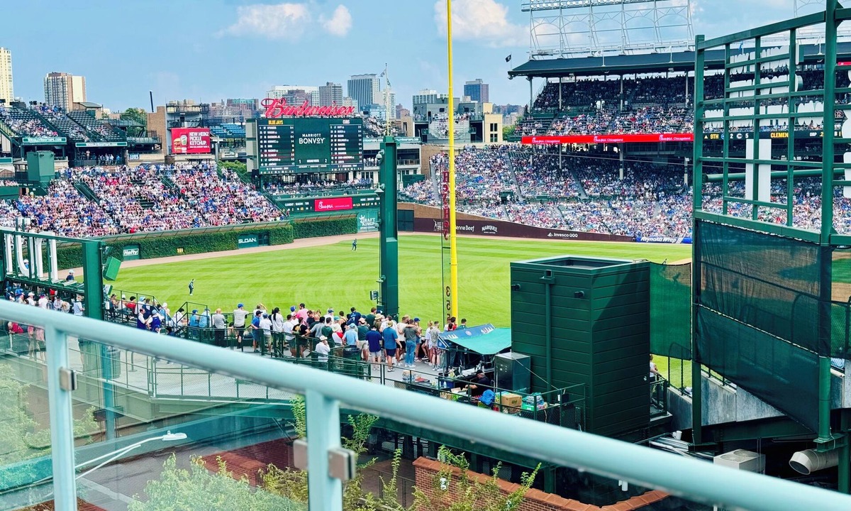 Wrigleyville Apartment | Wrigley Field Rooftop Apartment! - CUBS SEASON OPEN