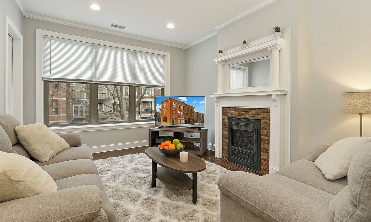Wrigleyville Apartment | Wrigleyville 3BR: Game Day Haven with Free Parking