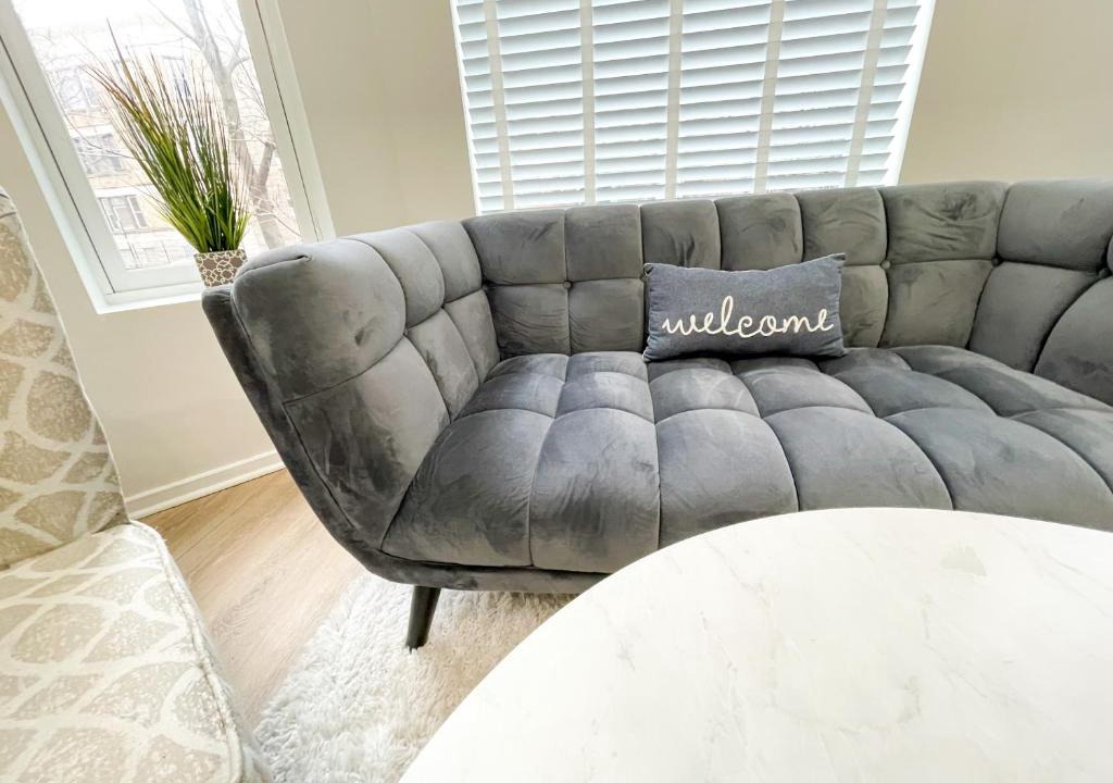 Lakeview Apartment | Wrigleyville Friends Unit - 5bdrm