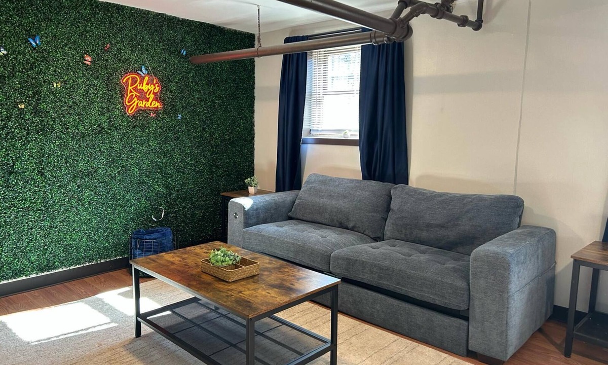 Wrigleyville Apartment | Wrigleyville Retreat 1BR Sleeps 6 Full Kitchen