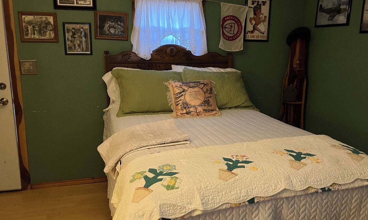Tyler RV Rental | WWII Room Cabin & memorabilia in a comfortable campground with AC in the country