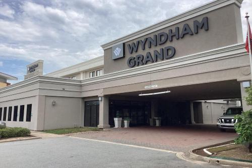 Downtown Little Rock Hotel | Wyndham Grand Executive Center Little Rock Airport