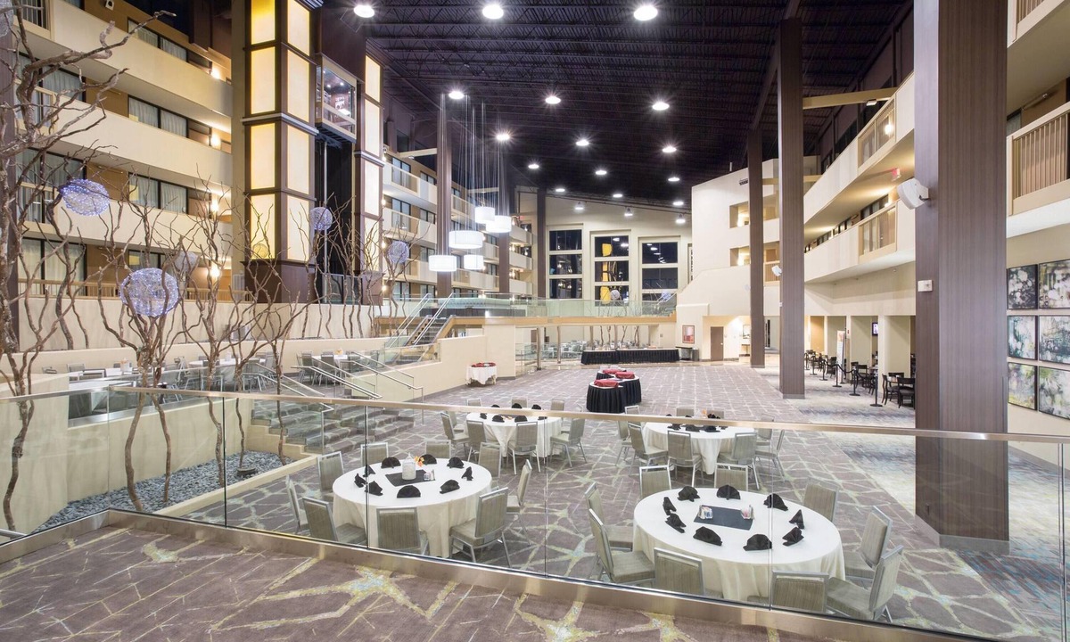 Downtown Little Rock Hotel | Wyndham Grand Executive Center Little Rock Airport