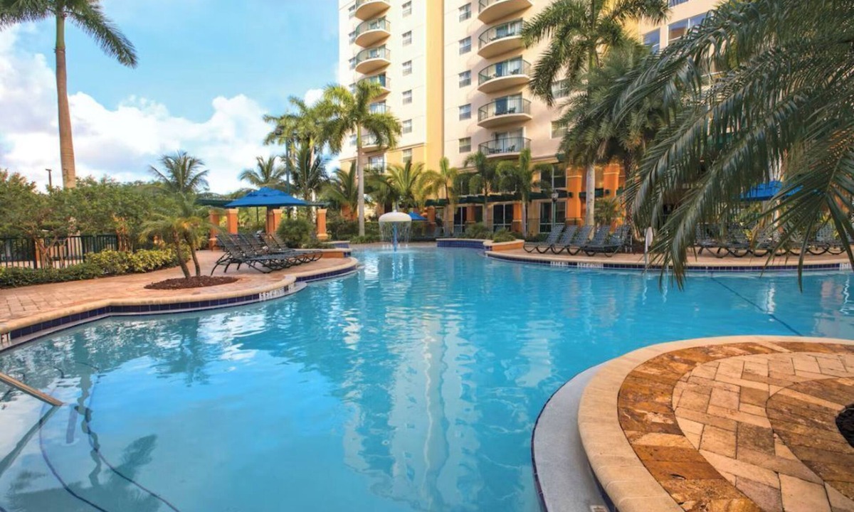 Survey Creek Resort | Wyndham Palm-Aire 2BR Suite Pool & Resort Access