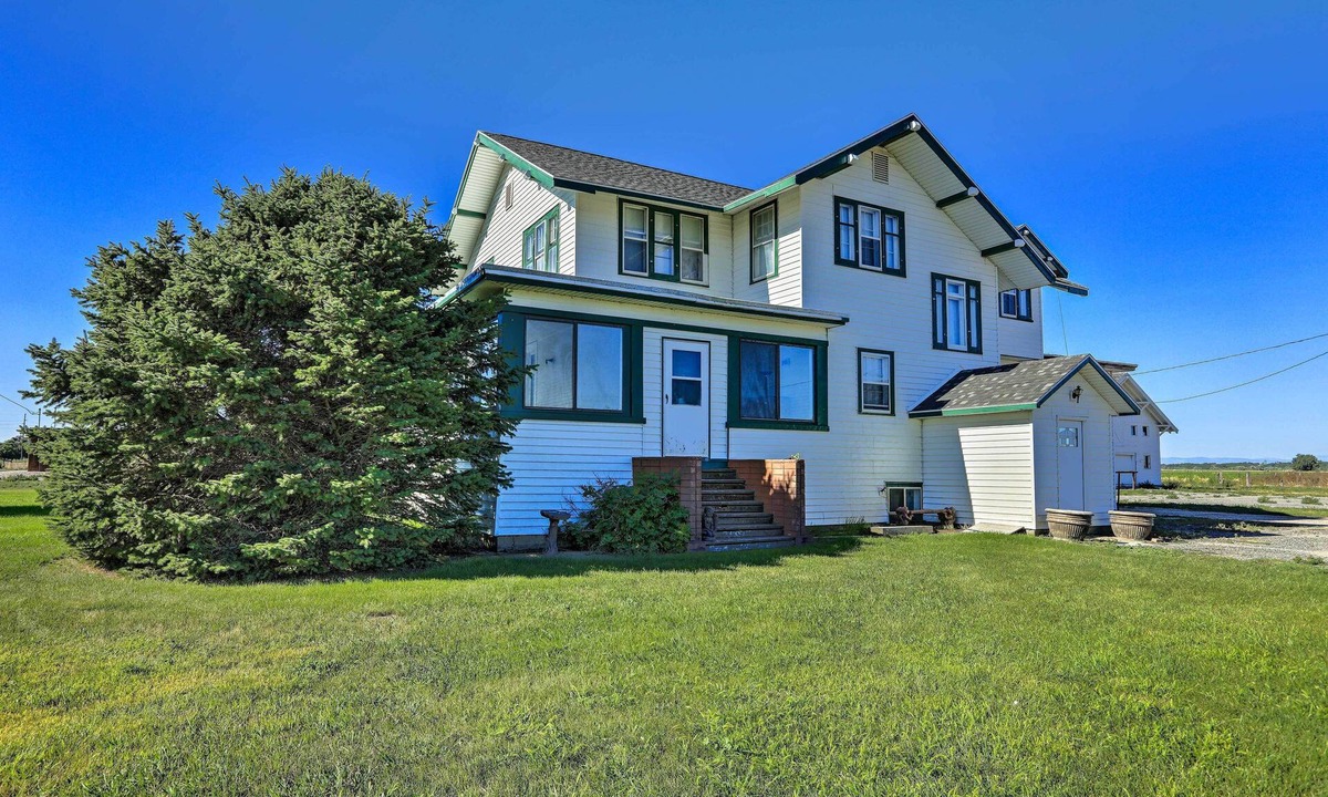 Lovell House | Wyoming Farmhouse Retreat! 10 Mi to Bighorn Canyon