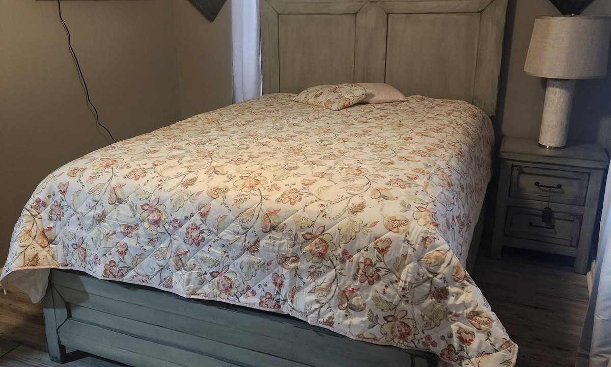 Hollandale House | X Marks the Spotn3 Bedrooms, 4 Beds, 1 bathroom House. Newly remodeled.