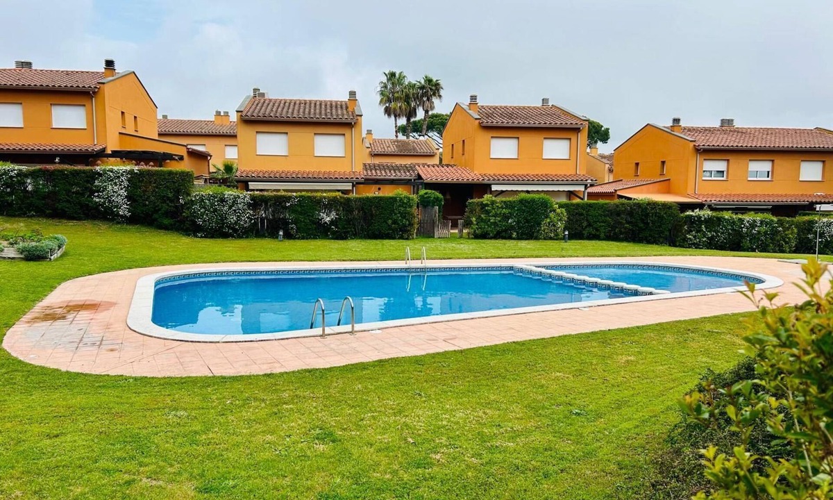 Palamos Ski Chalet | Xalet 81 D - Four Bedroom Chalet, Sleeps 8