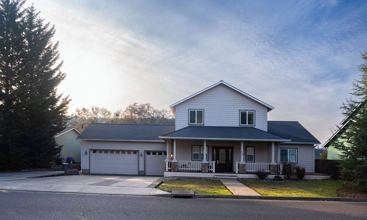 Winchester House | Xenia Retreat- North Roseburg Area Family Retreat with Seasonal Pool