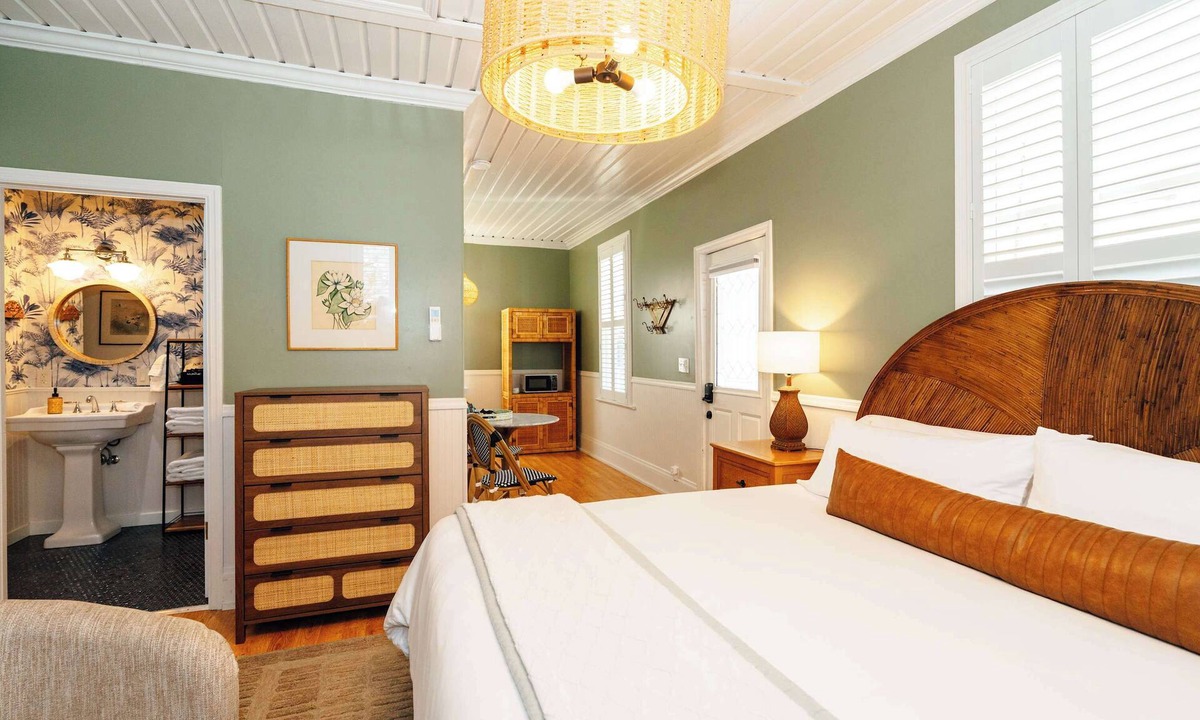 Historic Railroad District Apartment | XL Premier Suite