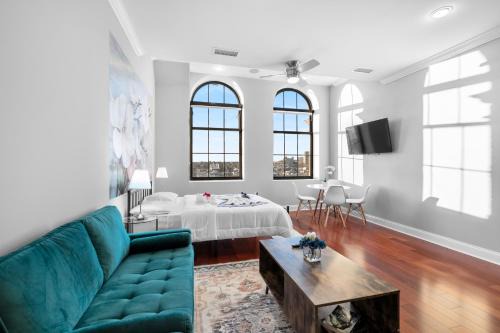 Olde Kensington Apartment | XL Studio - Metro Studio, Chic Stay