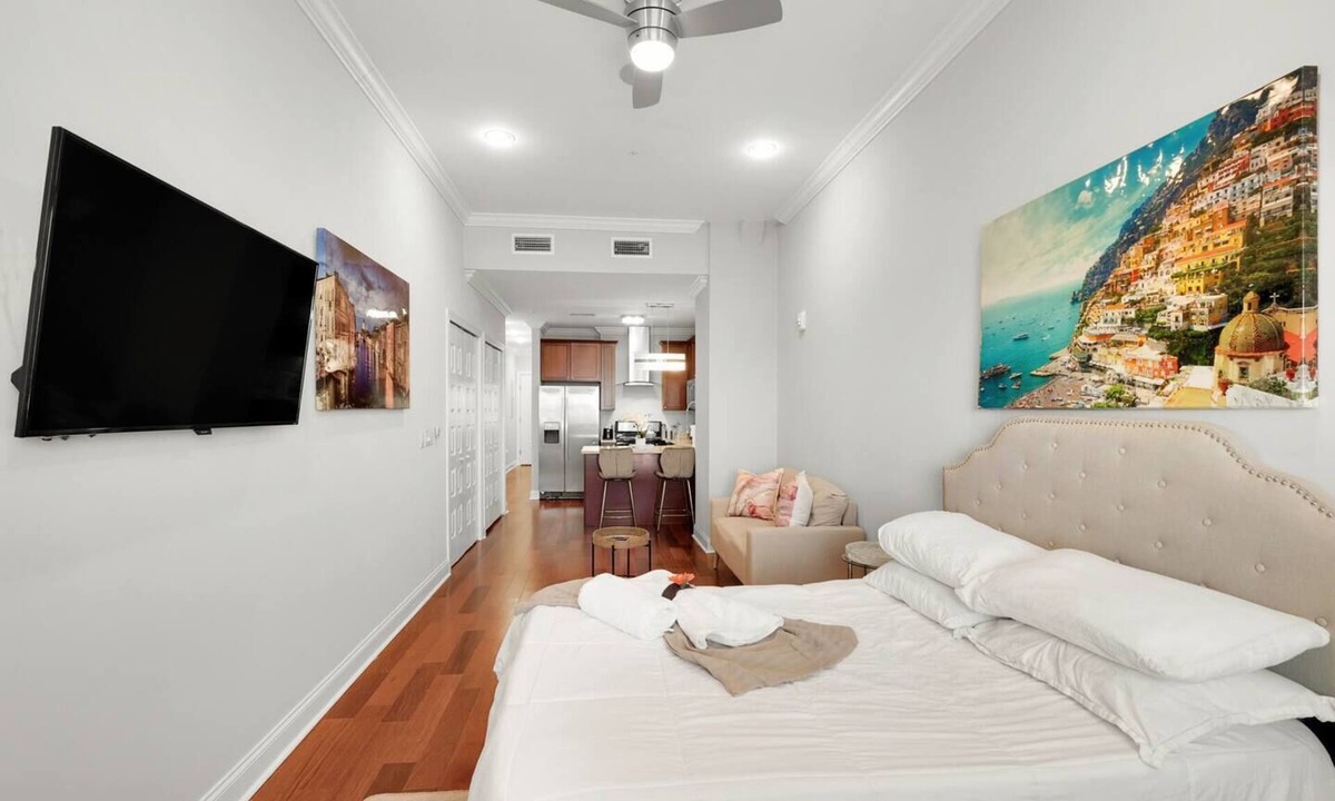 Olde Kensington Apartment | XL Studio - Studio with Pool & Scenic Rooftop