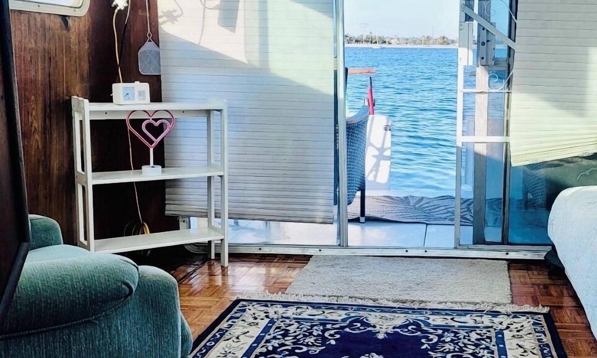 Whitney Beach Boat Rental | Yacht Time