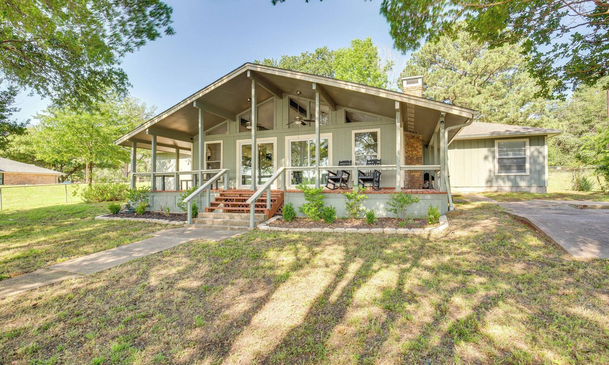 Gun Barrel City House | Yard, Deck & Fire Pit: Cedar Creek Reservoir Gem