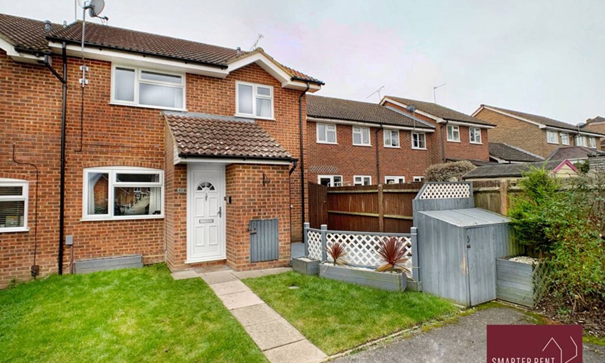 Yateley Apartment | Yateley - Spacious 2 Bedroom House