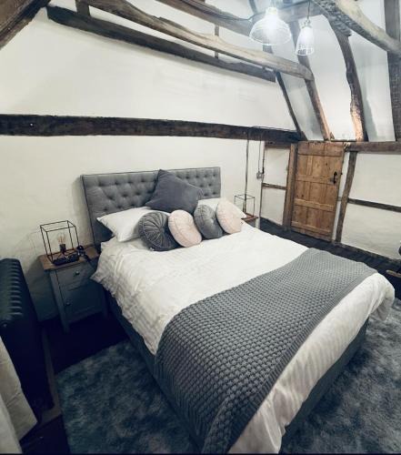 Crawley City Centre House | Ye Olde Cottage