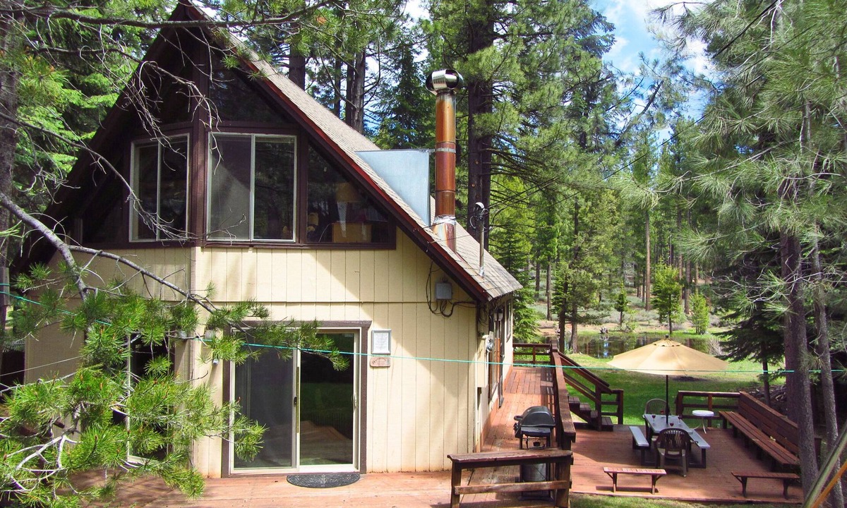 Tahoe Paradise Ski Chalet | Year-Round Lake Tahoe Getaway - Comfortable and Spacious!