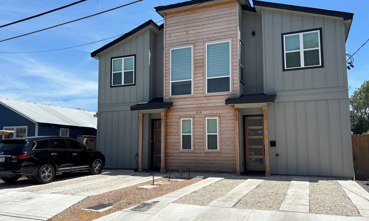 Eastside Promise Neighborhood House | Yee-Haw Charming 2-bedroom townhome in San Antonio 5 minutes from Riverwalk.