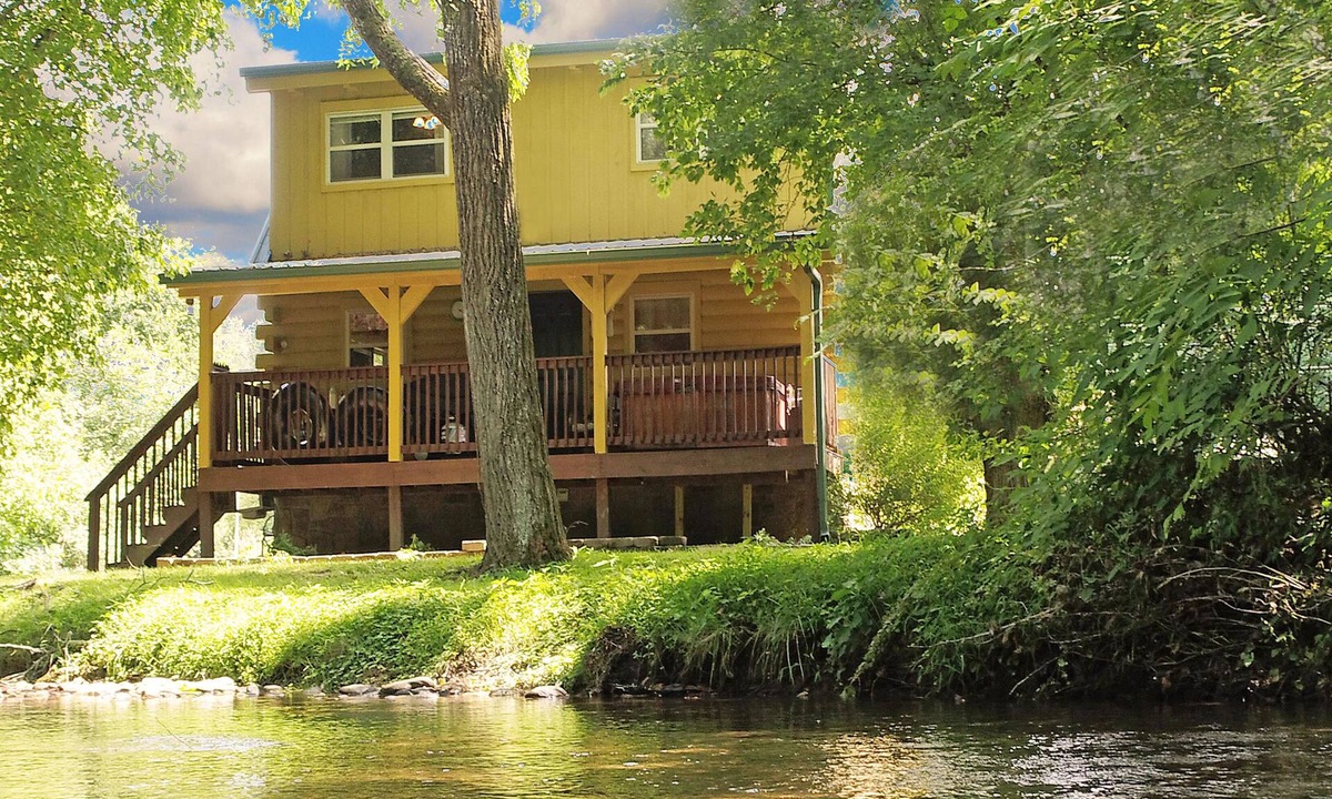 Newport Cabin | Yellow Cabin On The River 2 Bedroom Cabin by RedAwning