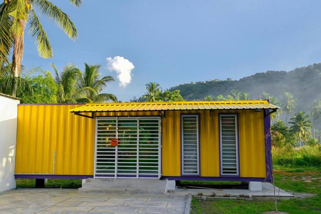 Lumut Cabin | Yellow Cube at Lumut Cube Homestay Kontena
