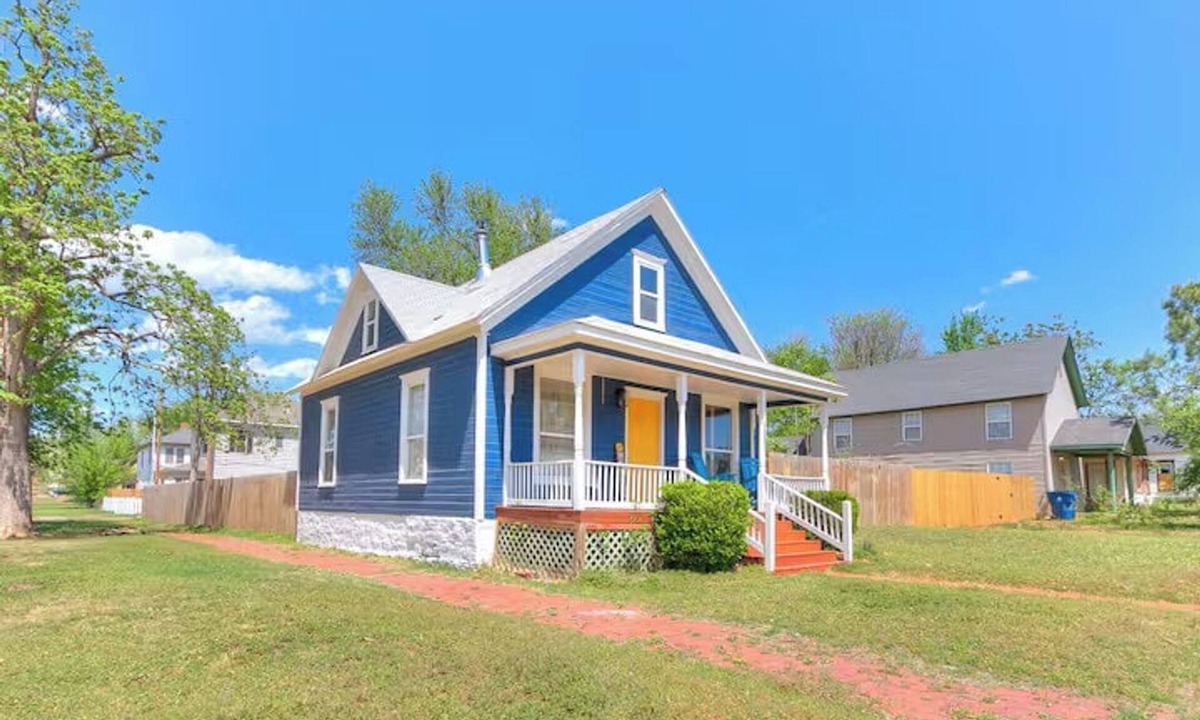 Guthrie House | Yellow Door Cozy Cottage