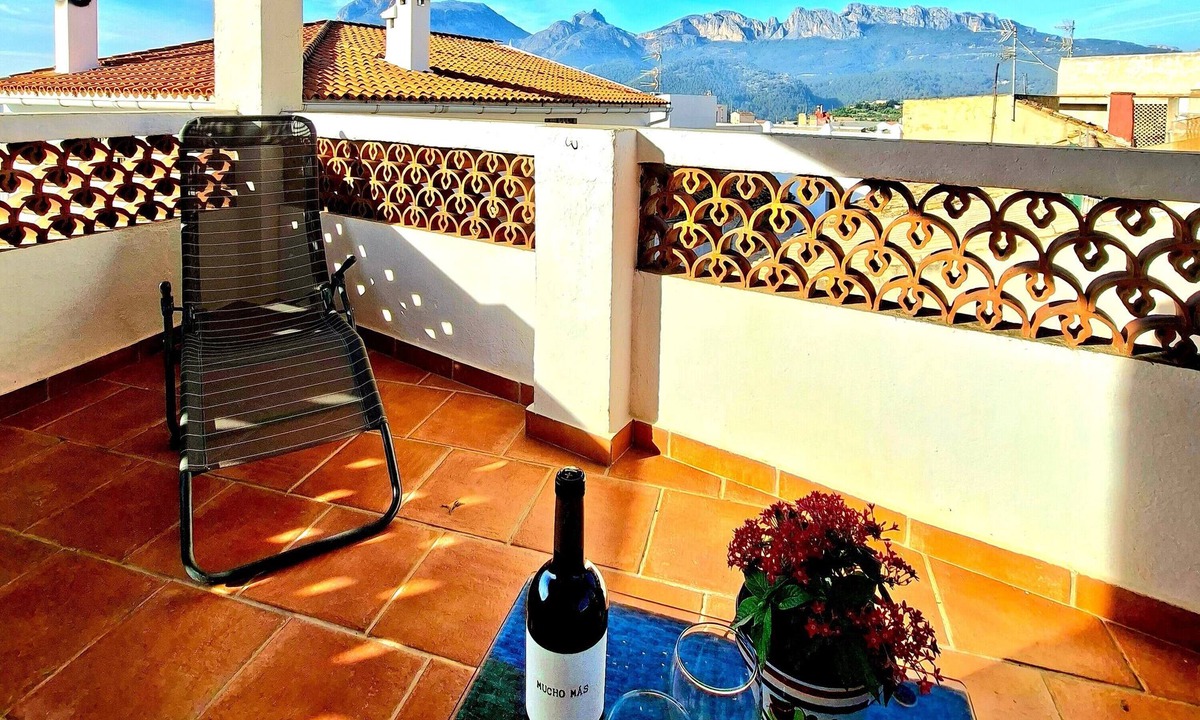 Callosa d' En Sarria House | Yellow House with Wi-Fi and Air Conditioning