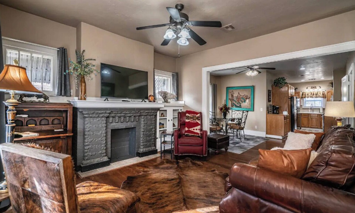 Miller House | Yellow Stone Western Themed Retreat! By Fairgrounds & Downtown OKC - WiFi!