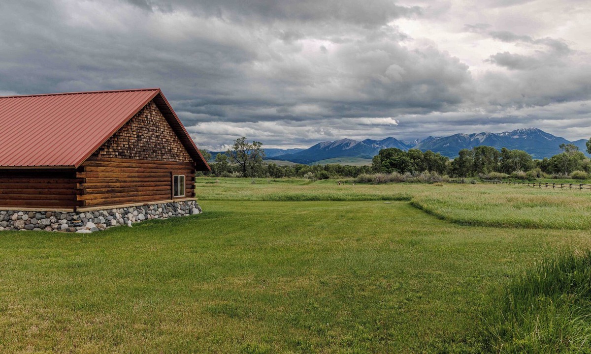 Livingston House | Yellowstone Crest · Yellowstone River frontage