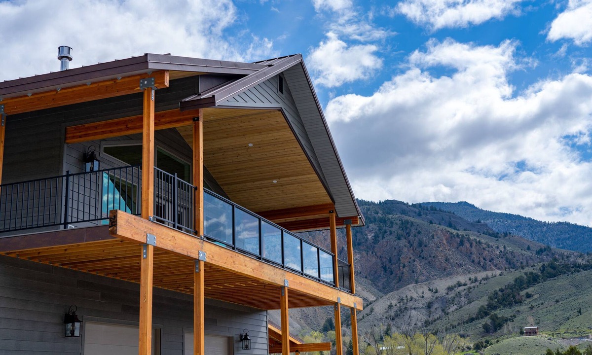 Gardiner Ski Chalet | Yellowstone Park Riverfront Chalet