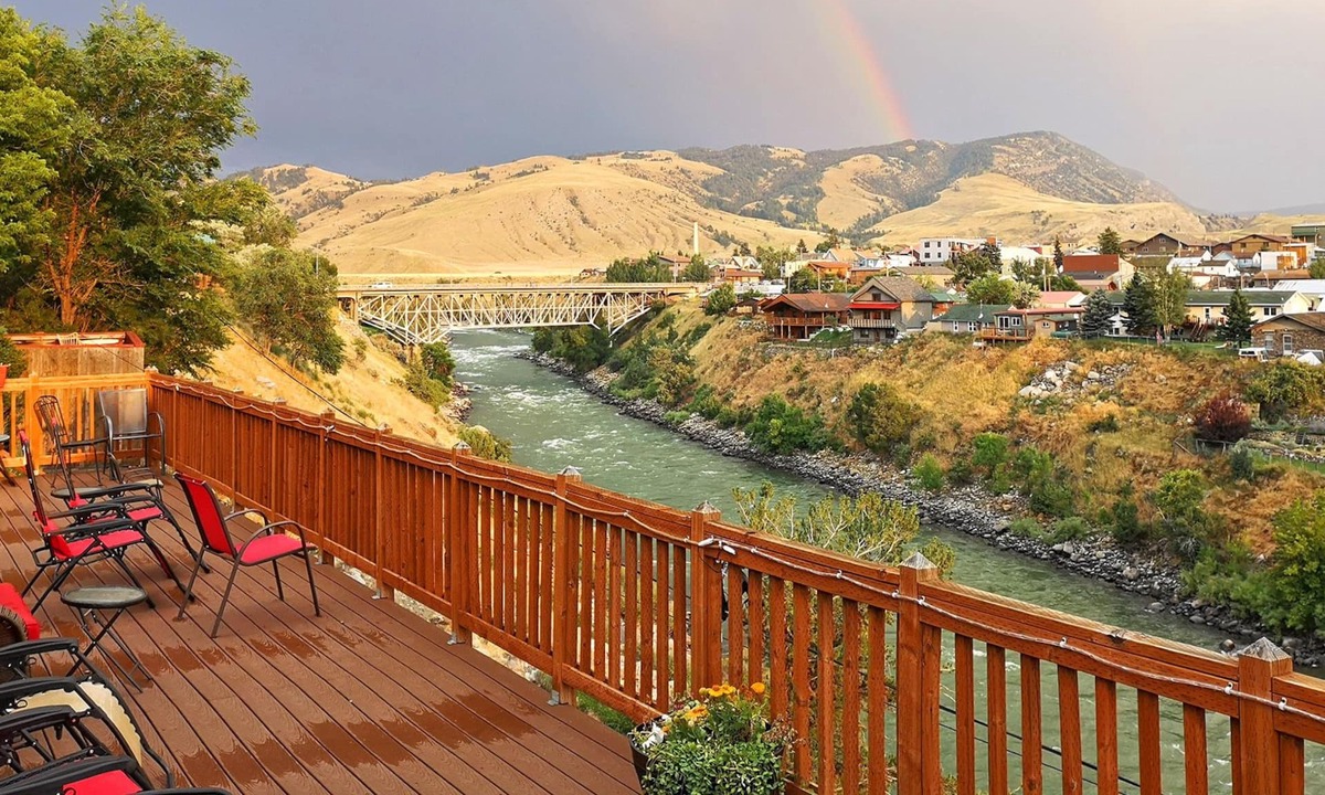 Gardiner Hotel | Yellowstone Riverside Cottages