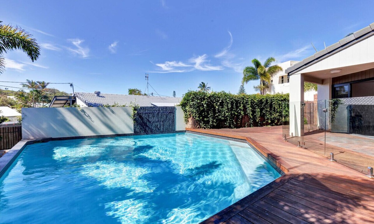 Yaroomba House | Yerranya pet-friendly beach home w pool