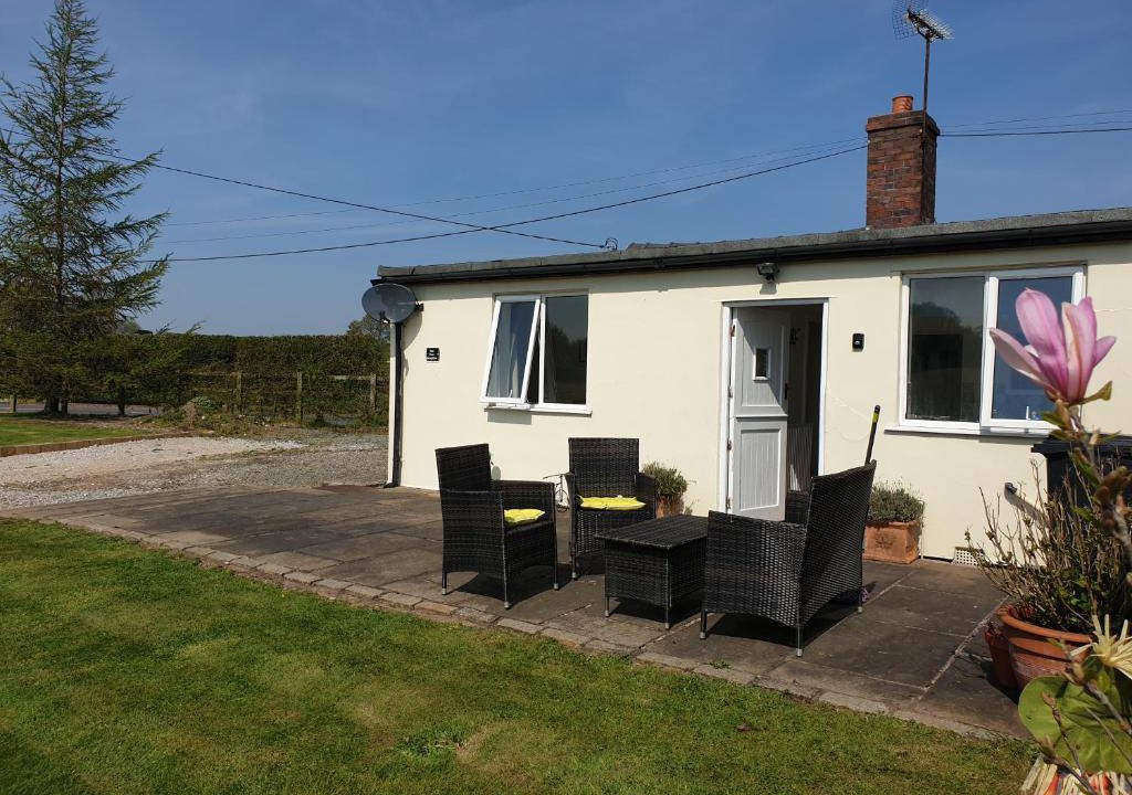 Onneley House | Yew Tree Bungalow, Onneley, Cheshire (Sleeps 4)