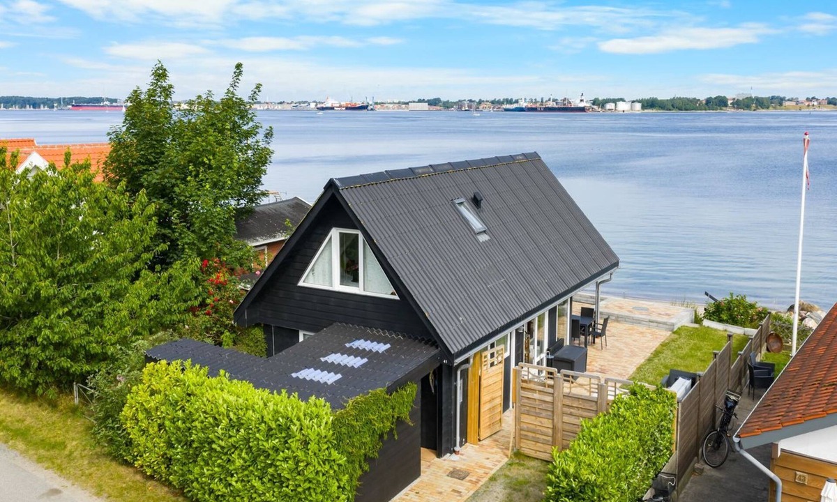 Middelfart House | "Yngvy" - 10m from the sea by Interhome