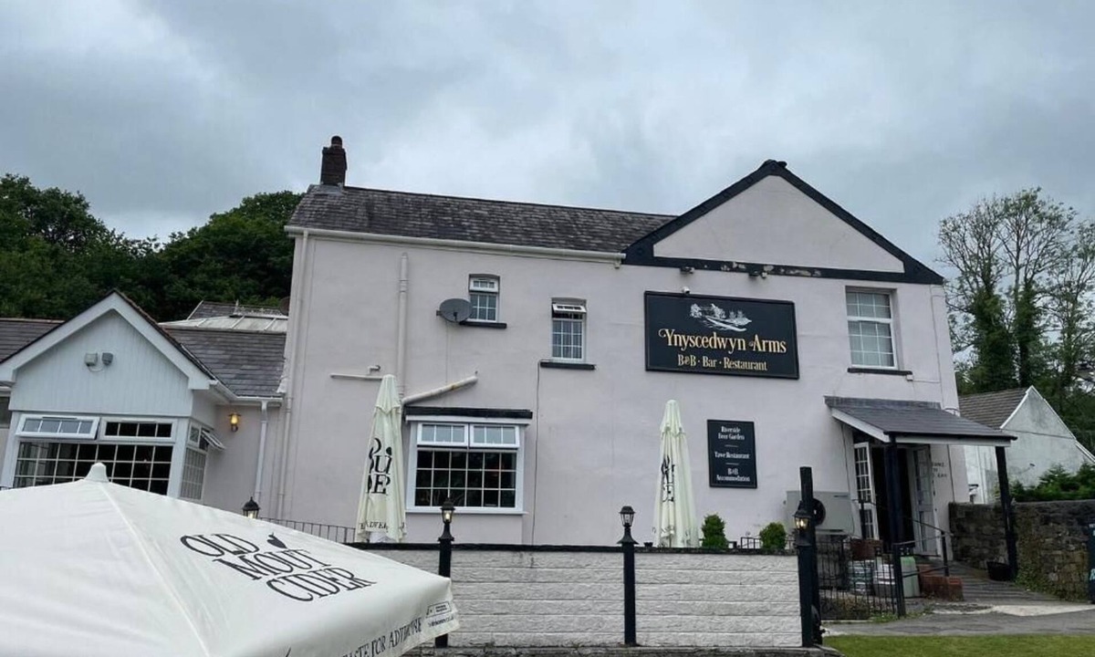 Ystradgynlais Hotel | Ynyscedwyn Arms
