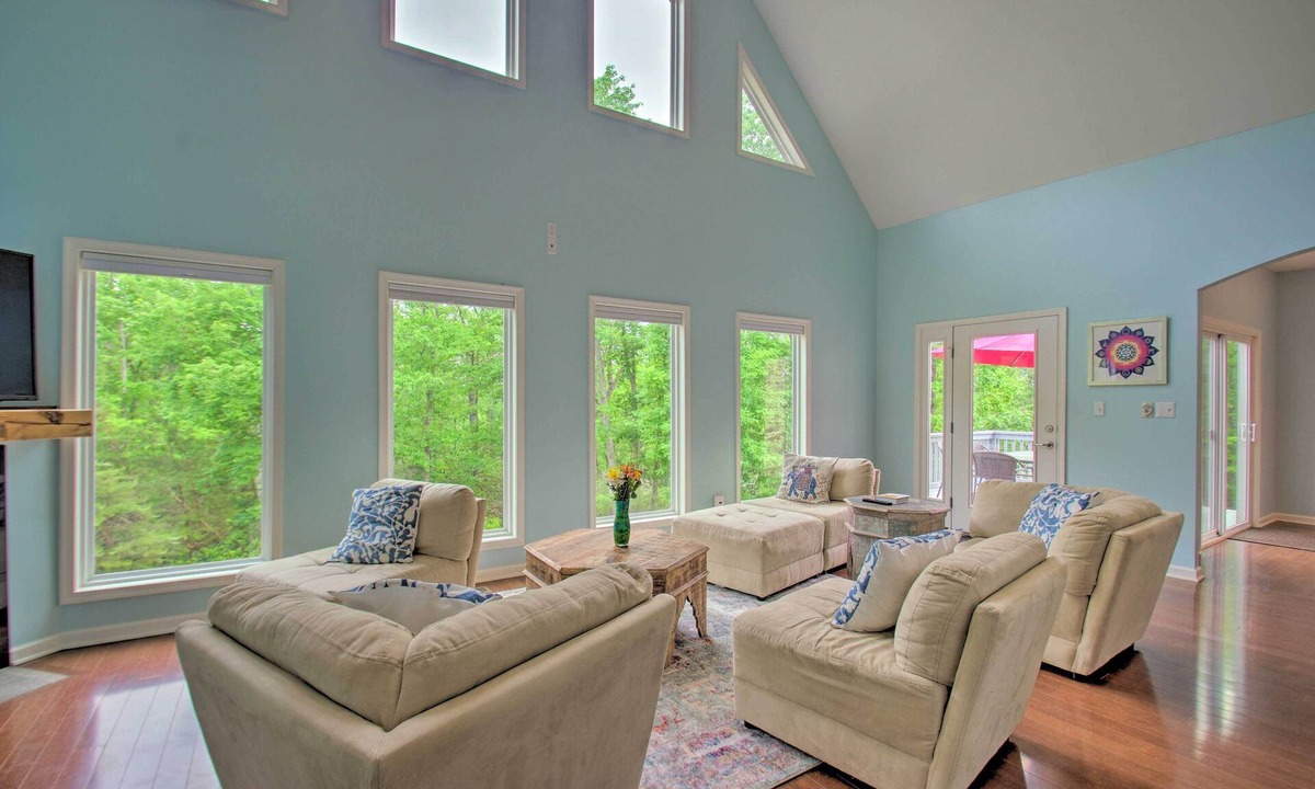 Buckingham House | Yogi’s Paradise w/Deck ~ 1 Mi to Yogaville!