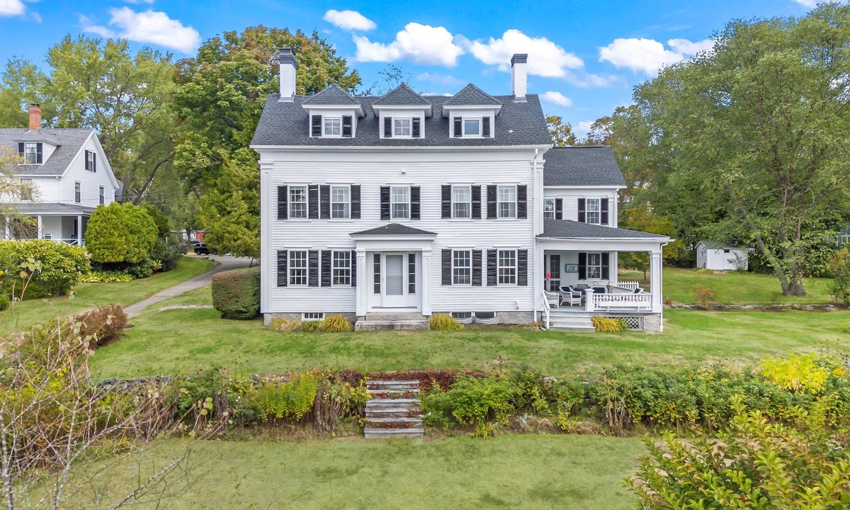 York Harbor House | York Riverfront "White Wickets" Historic Charm