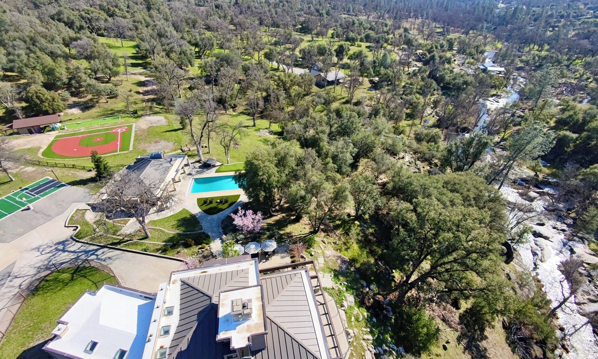 Oakhurst House | Yosemite Riverfront Pool, Spa, Wiffle Ball, Golf, Pickleball
