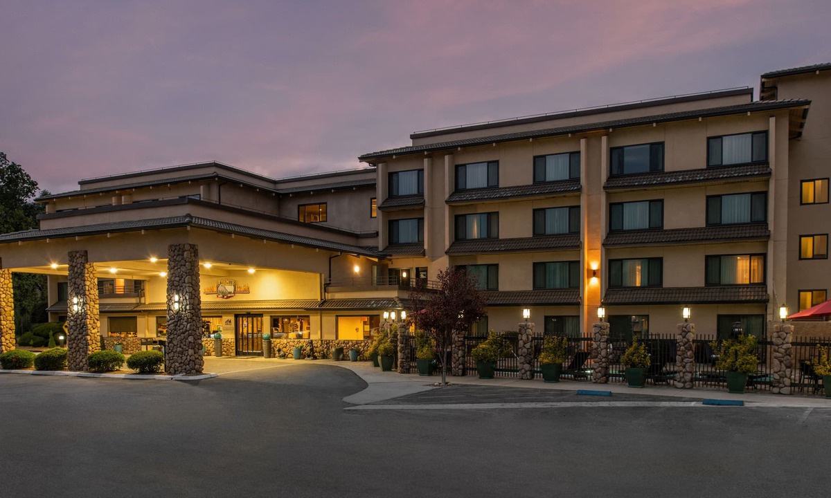 Oakhurst Hotel | Yosemite Southgate Hotel & Suites