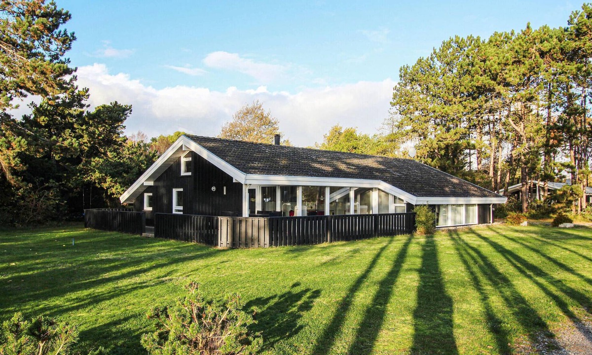 Marup House | You want a lot of space and proximity to the beach on vacation? This vacation home offers both.