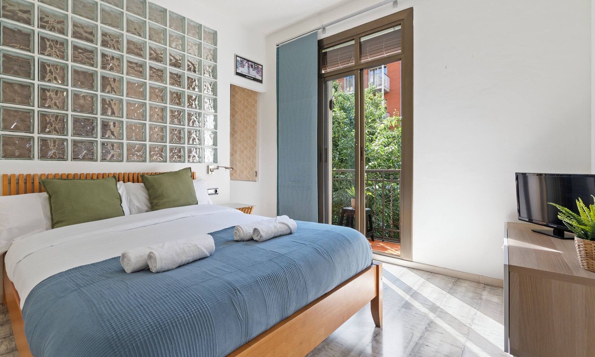 El Camp de l'Arpa del Clot Apartment | Your Barcelona Base: Cozy Apt by Sant Pau & Metro w/AC & Balcony