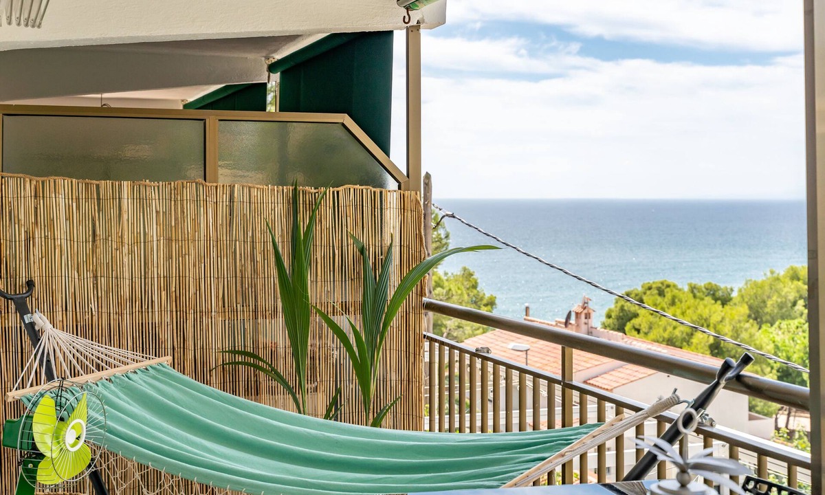 Cap de Salou Apartment | Your Beach Front Retro Hideaway in Salou