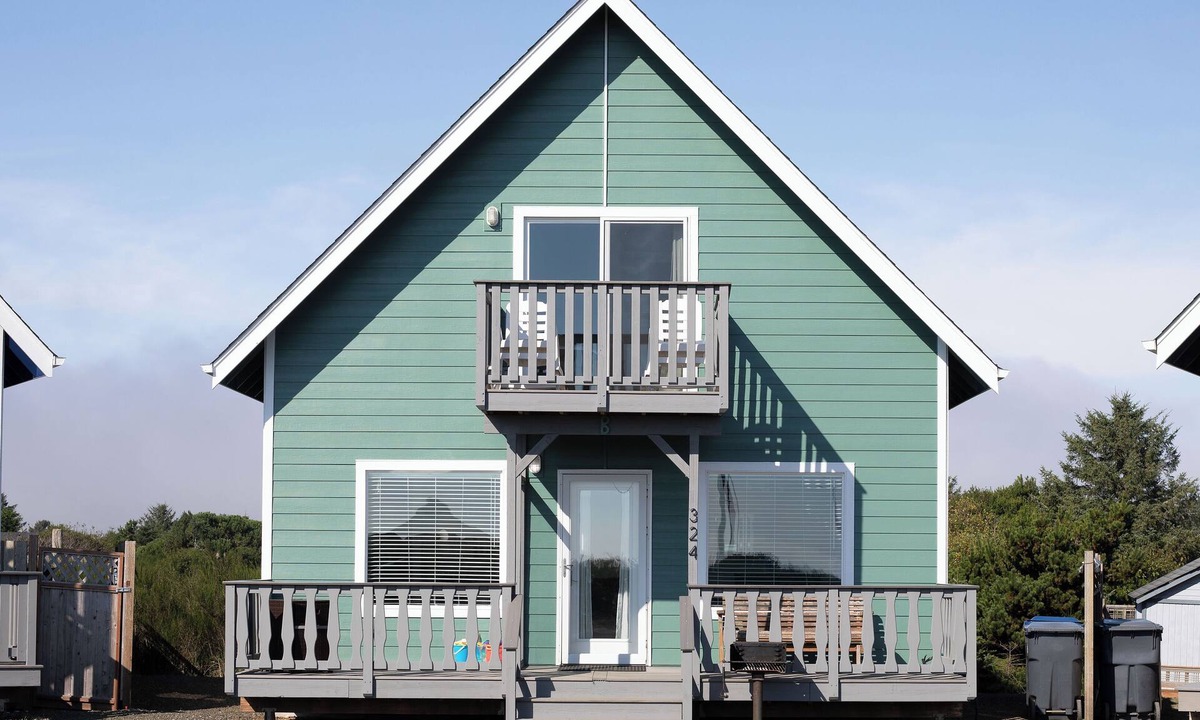 Ocean Shores Cottage | Your beach getaway awaits!