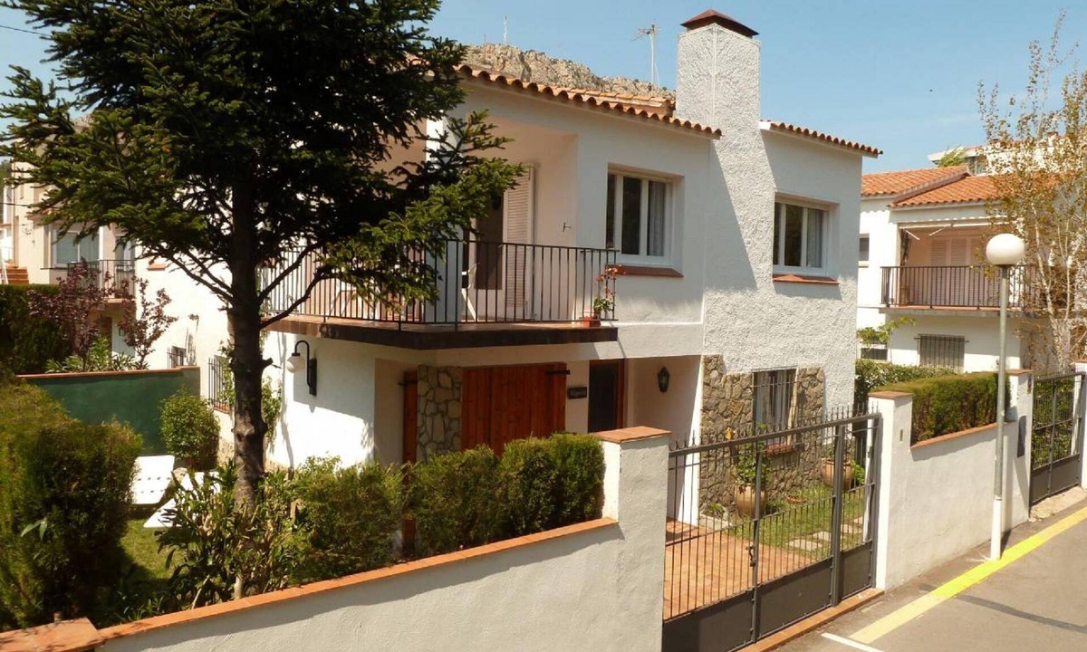 L'Estartit House | Your best option near the beach - with private Parking