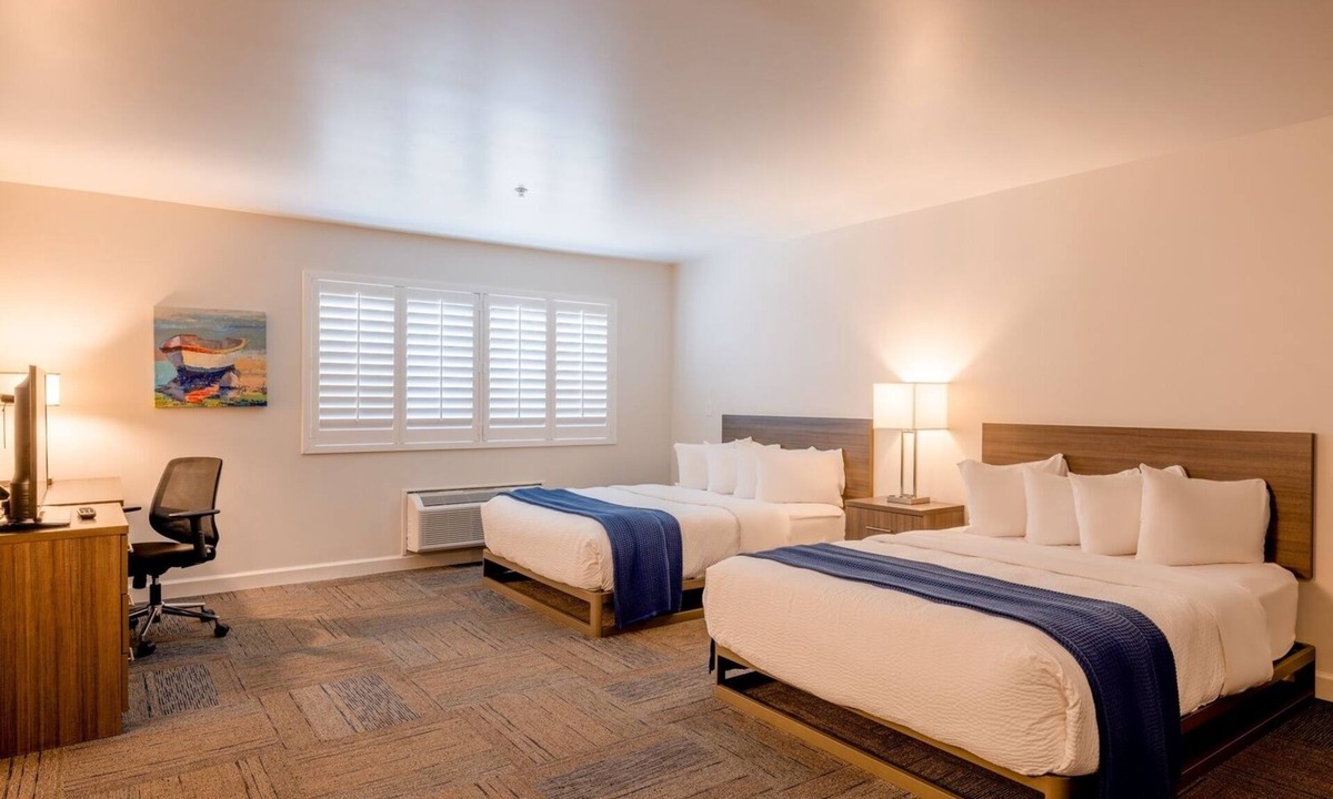 Moss Landing Hotel | Your Coastal Hideaway: Two Queen Room