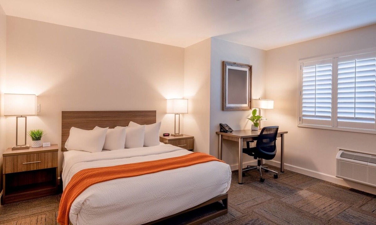 Moss Landing Hotel | Your Coastal Hideaway: Queen Room