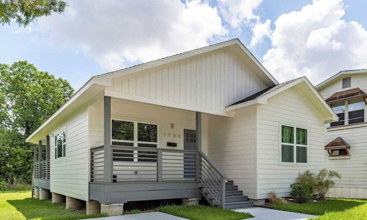 Lawndale/ Wayside House | Your Comfy Bungalows! Sleeps 30/12BR/8BA/16PA