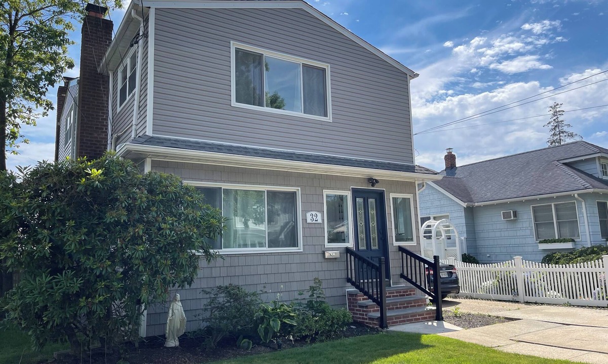 Farmingdale House | Your Farmingdale Escape: 5BR, 2BA Home with Backyard & Prime Location