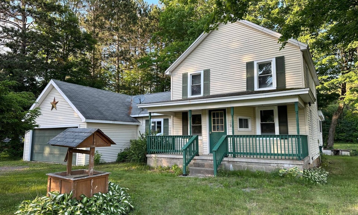 Mayfield House | Your getaway home Charming 3-bedroom house in fabulous Mayfield with WiFi, AC.